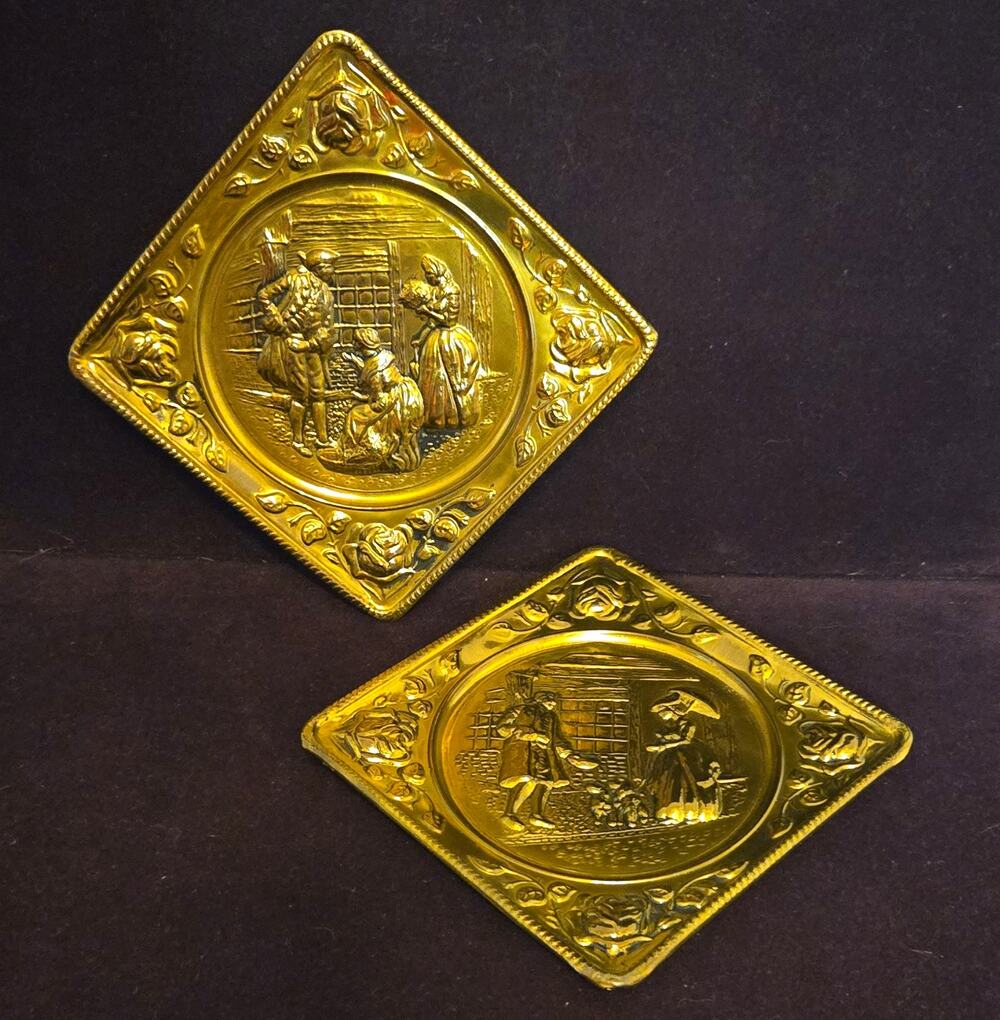 Vtg Pair Embossed Brass Wall Plaques Made in England World Gift Colonial Pub 7"